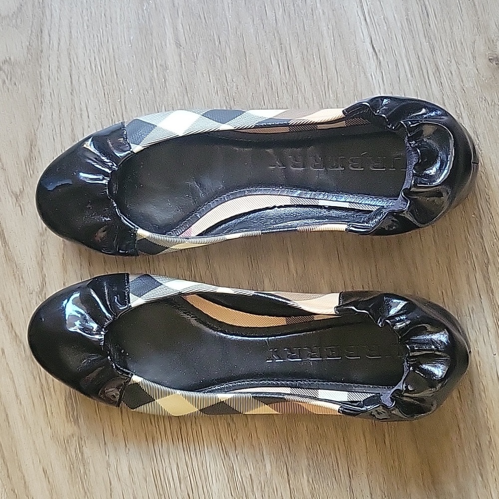 Burberry flat shoes